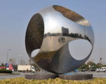 不锈钢雕塑是工业发展的结果，丰富了雕塑市场